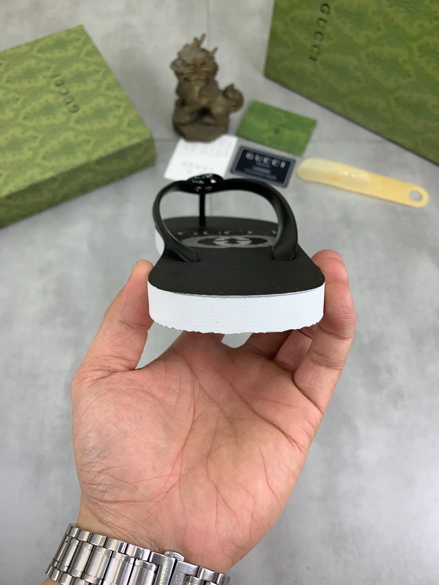 Men's men's shoes 💰P220💰【New style】🆘【GUCCI】Official website's popular Gucci adult couple 🧑‍🤝‍🧑 style, children's flip-flops are on sale at the counter simultaneously! Original fabric imported from Italy. Original bottom provided by the original factory. Size: Adult 36-45. Children’s size: 30-37. Multiple colors available.